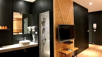 Family Room, 1 Bedroom, 2 Bathrooms (6 people ) | Desk, blackout curtains, free WiFi, bed sheets