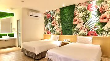 Escritorio, cortinas blackout, wifi gratis y ropa de cama