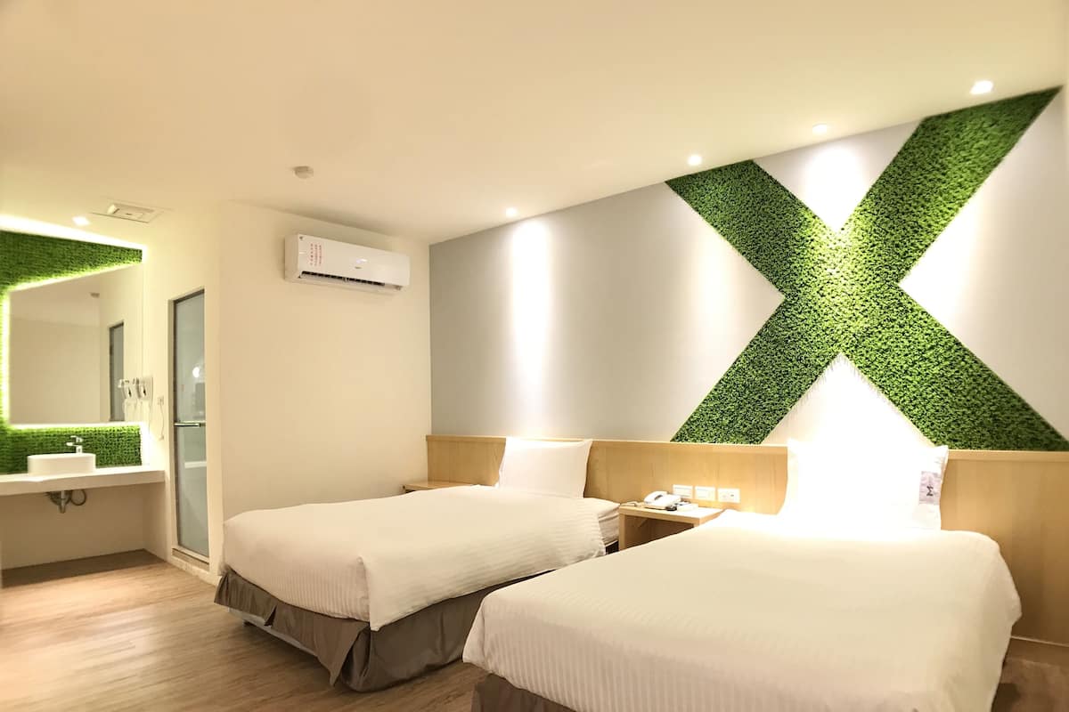 两小床带浴缸无窗双人房 | 办公桌、遮光窗帘、免费 WiFi、床单