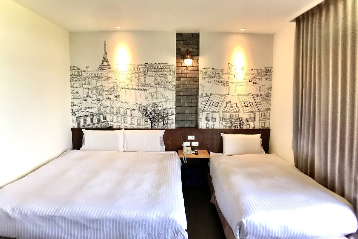 阳台三人房 | 办公桌、遮光窗帘、免费 WiFi、床单