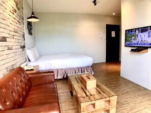 陽台雙人房 | 書桌、遮光布/窗簾、免費無線上網、床單