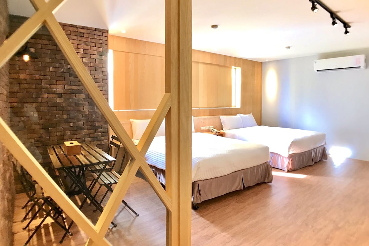 4人房雙衛 | 書桌、遮光窗簾/窗簾、免費 Wi-Fi、床單