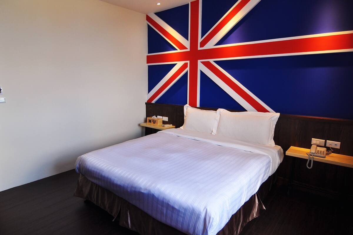 标准双人房 | 办公桌、遮光窗帘、免费 WiFi、床单