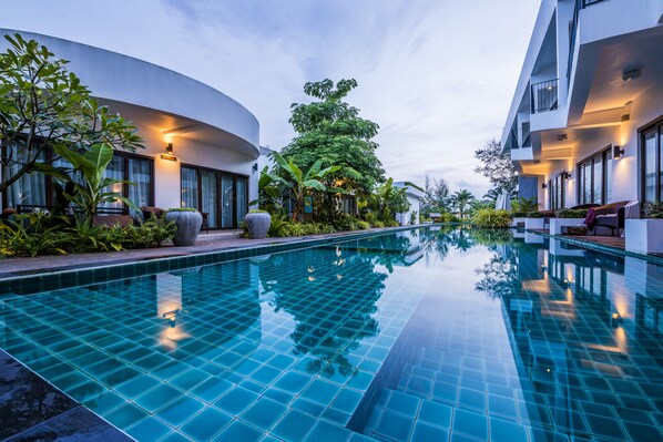 Una piscina al aire libre