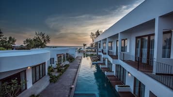 Superior-rum - utsikt mot poolen | Balkongutsikt