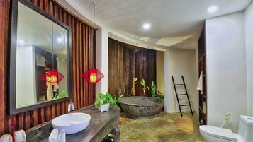 Executive Room | Bathroom | Shower, rainfall showerhead, free toiletries, hair dryer