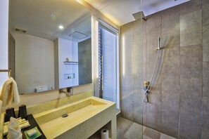 Shower, rainfall showerhead, free toiletries, hair dryer