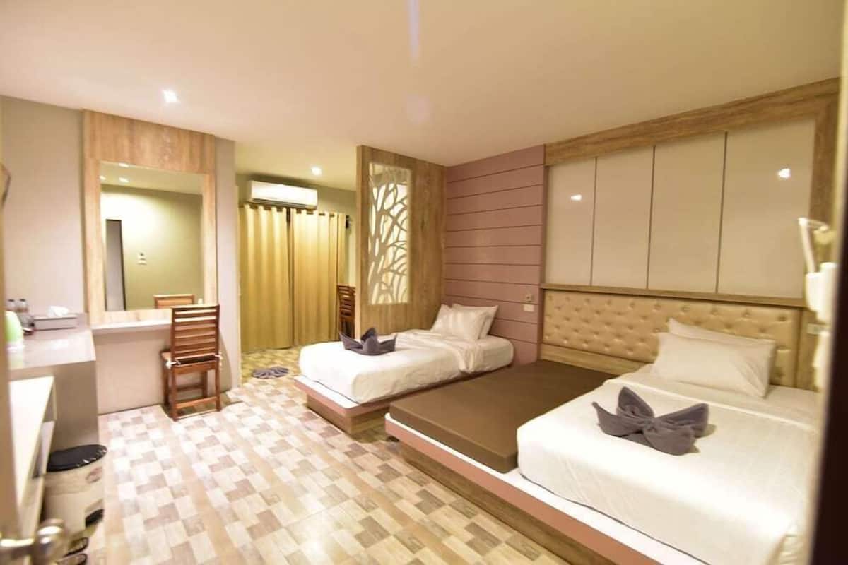 Una habitación de hotel con dos camas, un escritorio y una silla.