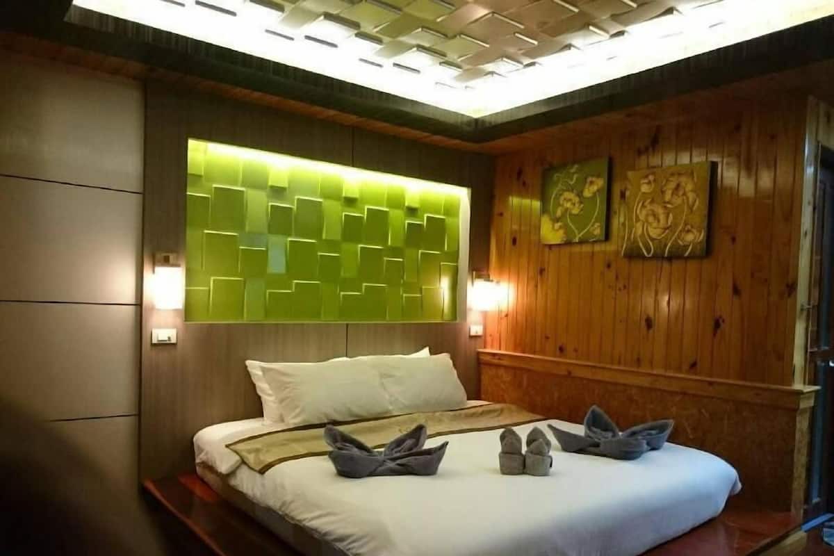 In-room safe, blackout drapes, free WiFi, bed sheets