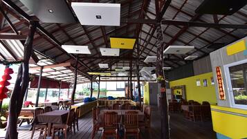 Frokostbuffé hver dag (THB 300 per person)