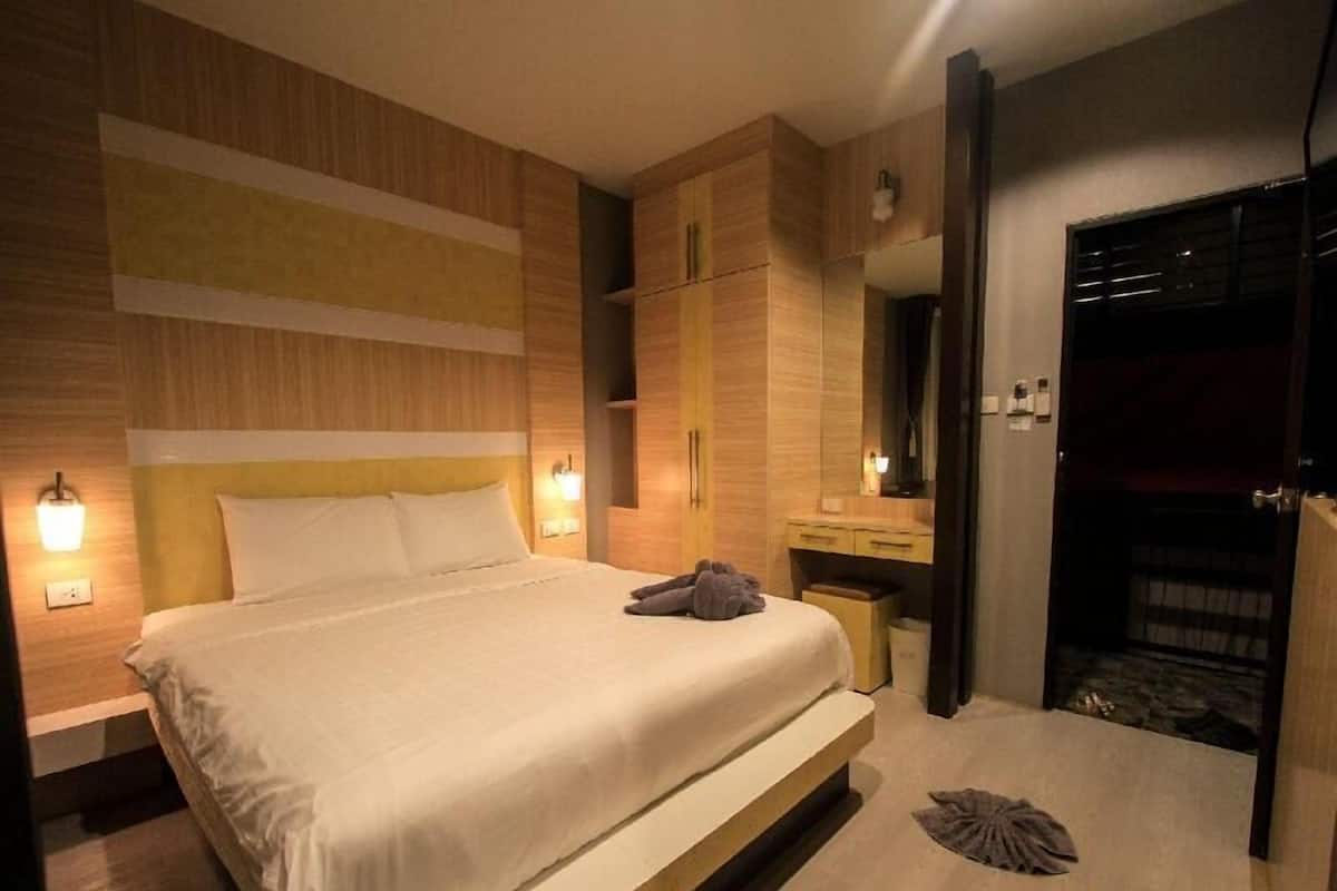 In-room safe, blackout drapes, free WiFi, bed sheets