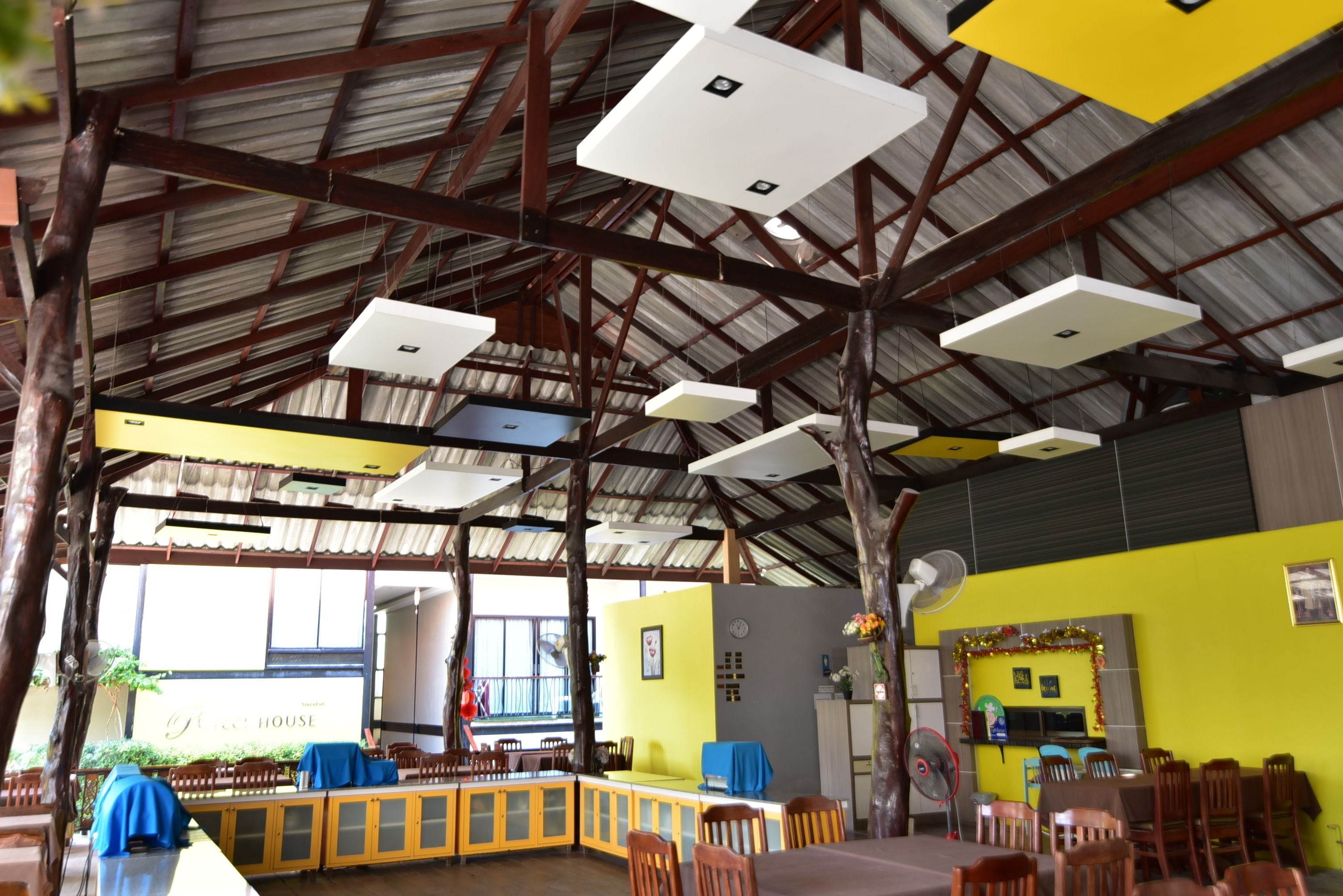 daily buffet breakfast (thb 300 per person)