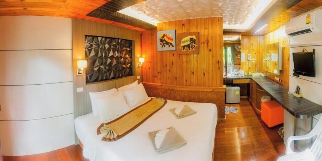 In-room safe, blackout curtains, free WiFi, bed sheets