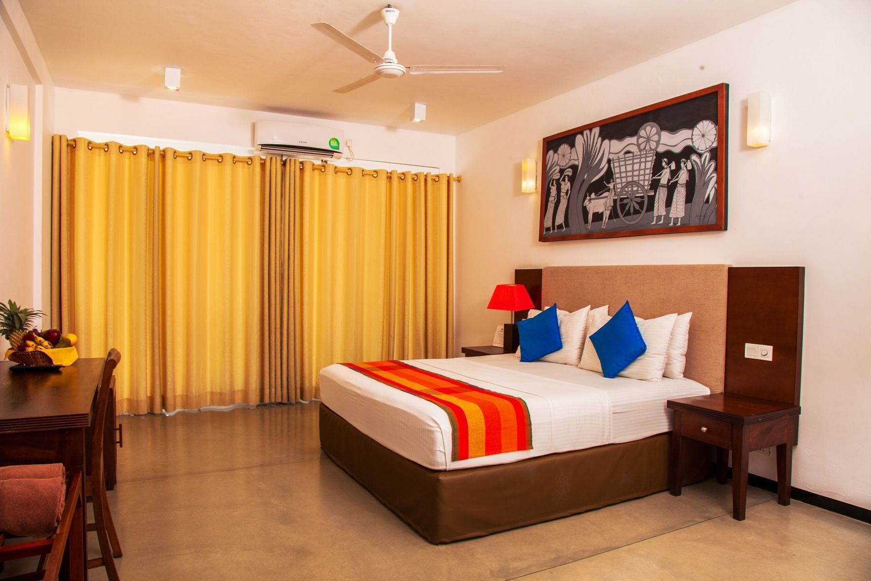 Roupas de cama premium, frigobar, cofres nos quartos, escrivaninha