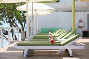 室外游泳池，池畔遮阳伞，日光浴躺椅