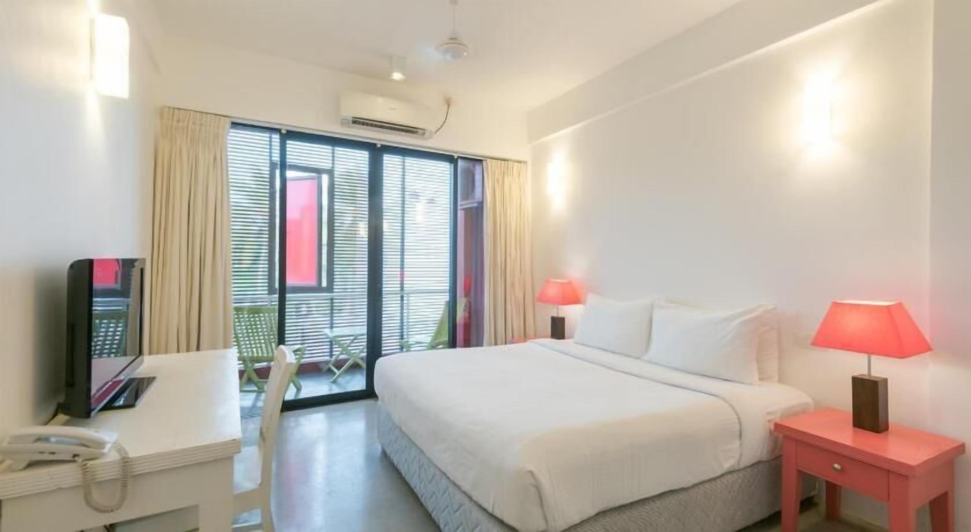 Roupas de cama premium, frigobar, cofres nos quartos, escrivaninha