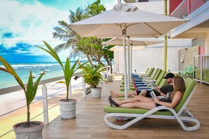Piscine extérieure, parasols de plage, chaises longues