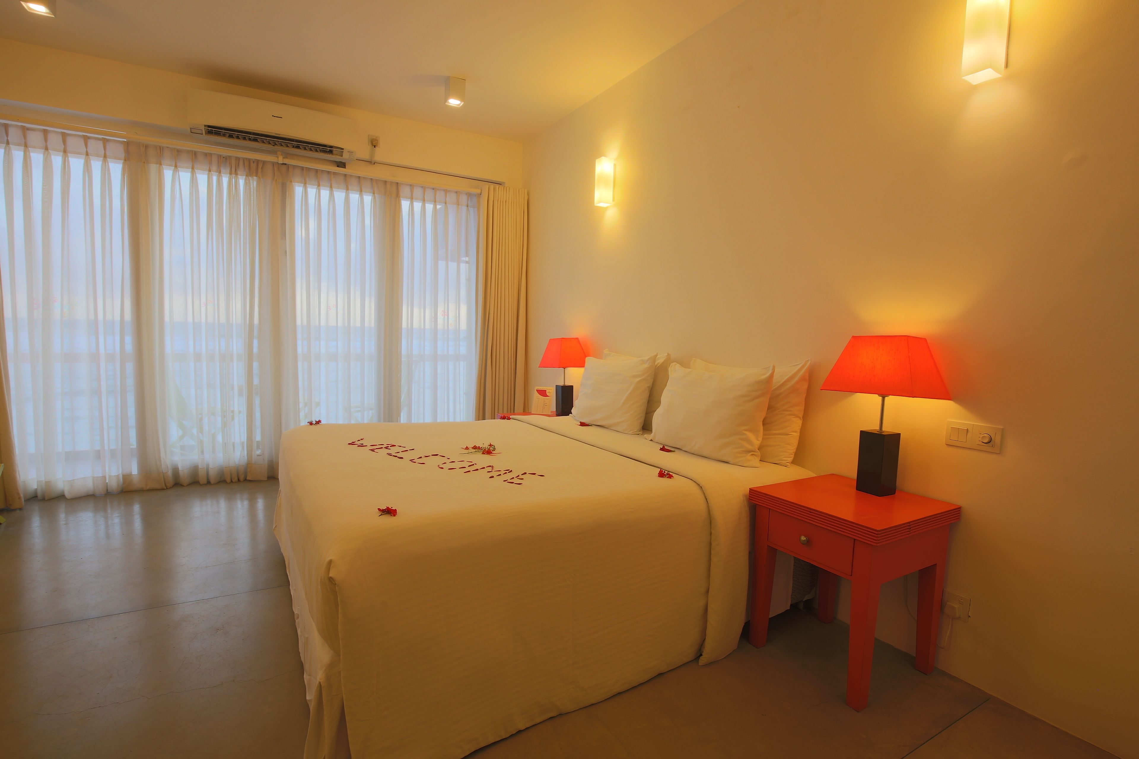 Deluxe Room with Sea View | Premium bedding, minibar, in-room safe, desk