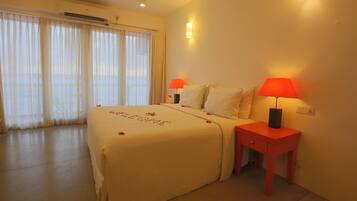 Deluxe Room with Sea View | Premium bedding, minibar, in-room safe, desk