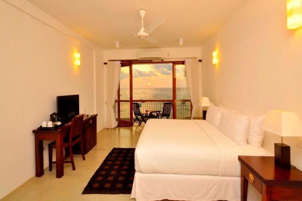 Seprai premium, minibar, brankas, dan meja kerja