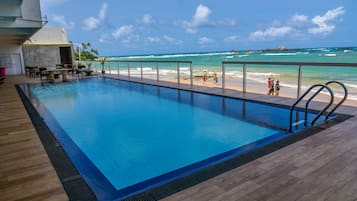 Piscine extérieure, parasols de plage, chaises longues