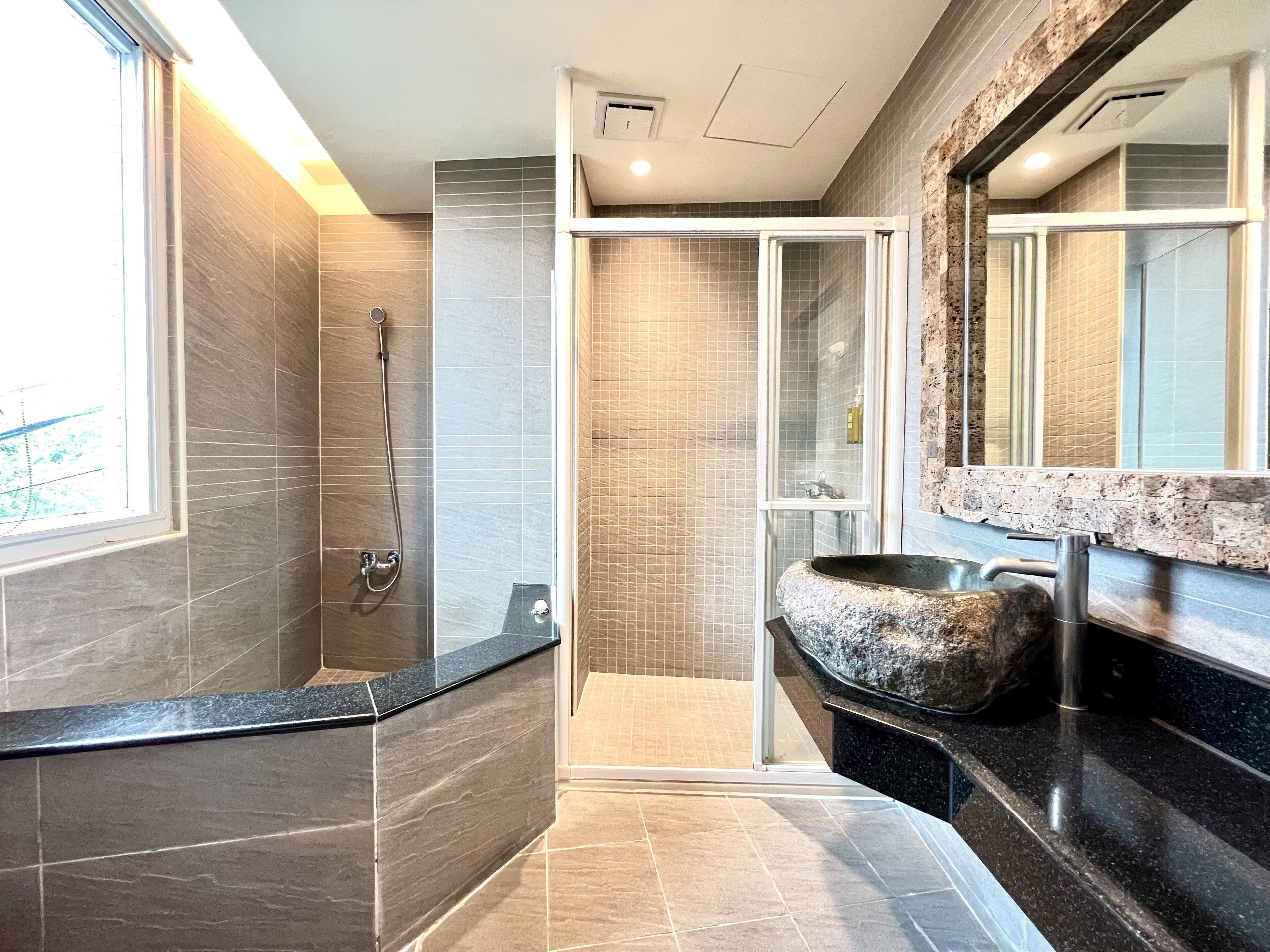 Luxury Double Room, 1 King Bed, Bathtub, Mountain View | Bathroom | Free toiletries, hair dryer, slippers, towels