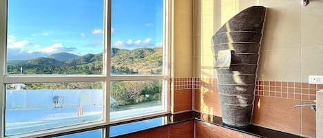Deluxe Double Room, Bathtub, Mountain View | Bathroom