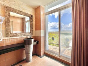 Family Room, Balcony, Mountain View | Bathroom | Free toiletries, hair dryer, slippers, towels - Seasons Bali Fashion Inn (Hengchun)