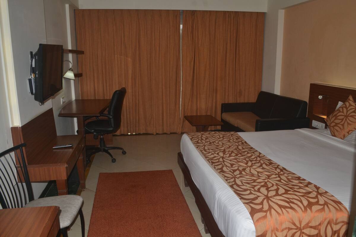 Premium bedding, minibar, in-room safe, desk