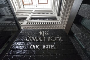 Eine Treppe mit der Aufschrift 'KISS GARDEN HOME CHIC HOTEL', eingraviert in die Stufen.
