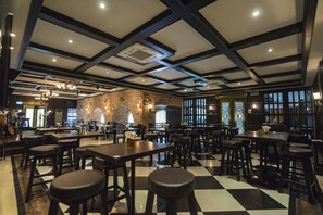 Breakfast, lunch and dinner served - Kiss Gardenhome Chic Hotel (Hat Yai)