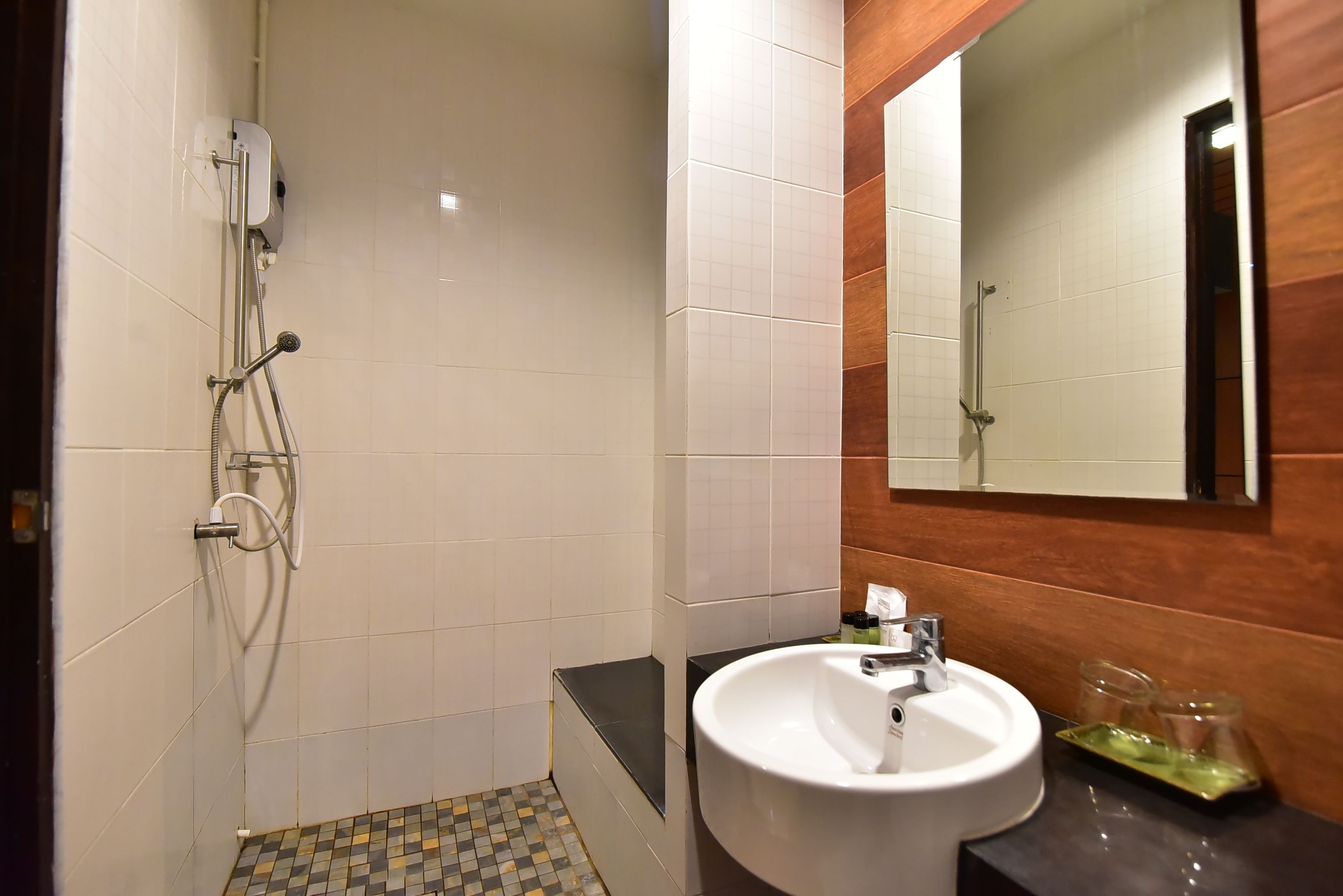 shower, rainfall showerhead, free toiletries, hair dryer