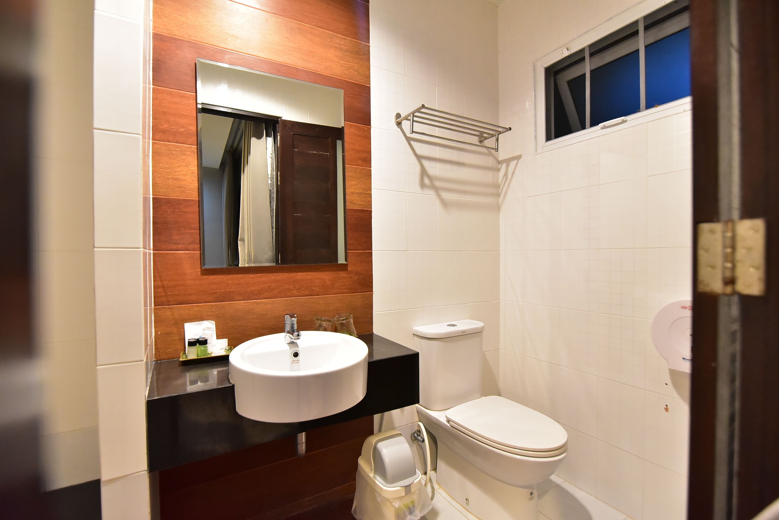 shower, rainfall showerhead, free toiletries, hair dryer