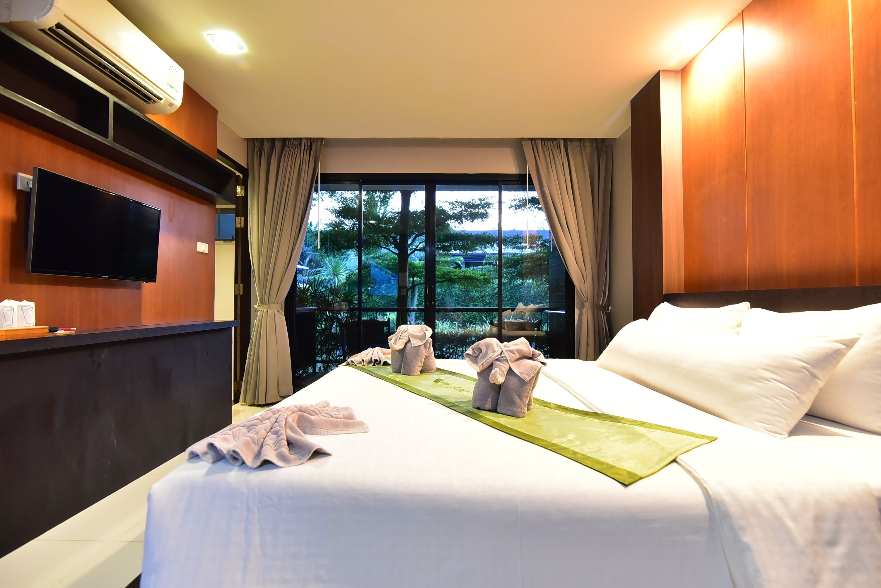 Deluxe Double Room Garden View with Balcony | Een kluis op de kamer, verduisterende gordijnen, babybedden