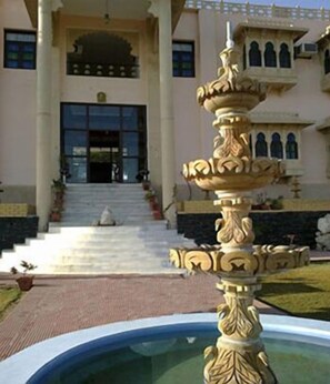 Vista frontal de la propiedad