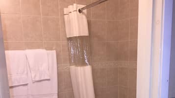 Double Room | Bathroom | Combined shower/tub, free toiletries, hair dryer, towels