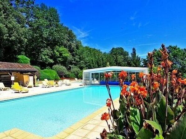 Indoor pool, sun loungers