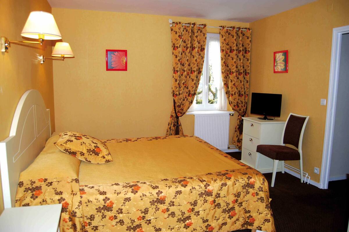 in-room safe, desk, soundproofing, free wifi