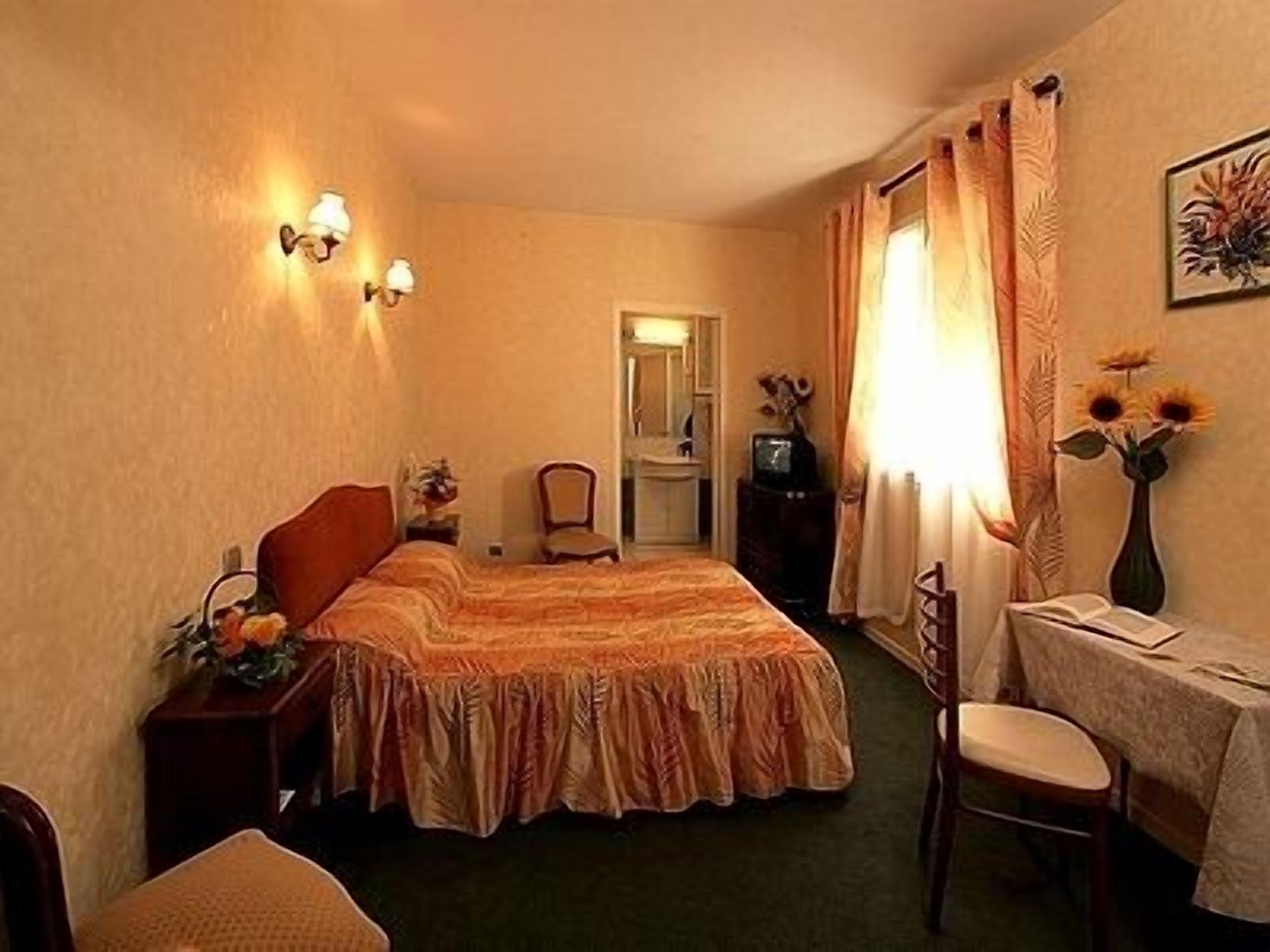 in-room safe, desk, soundproofing, free wifi