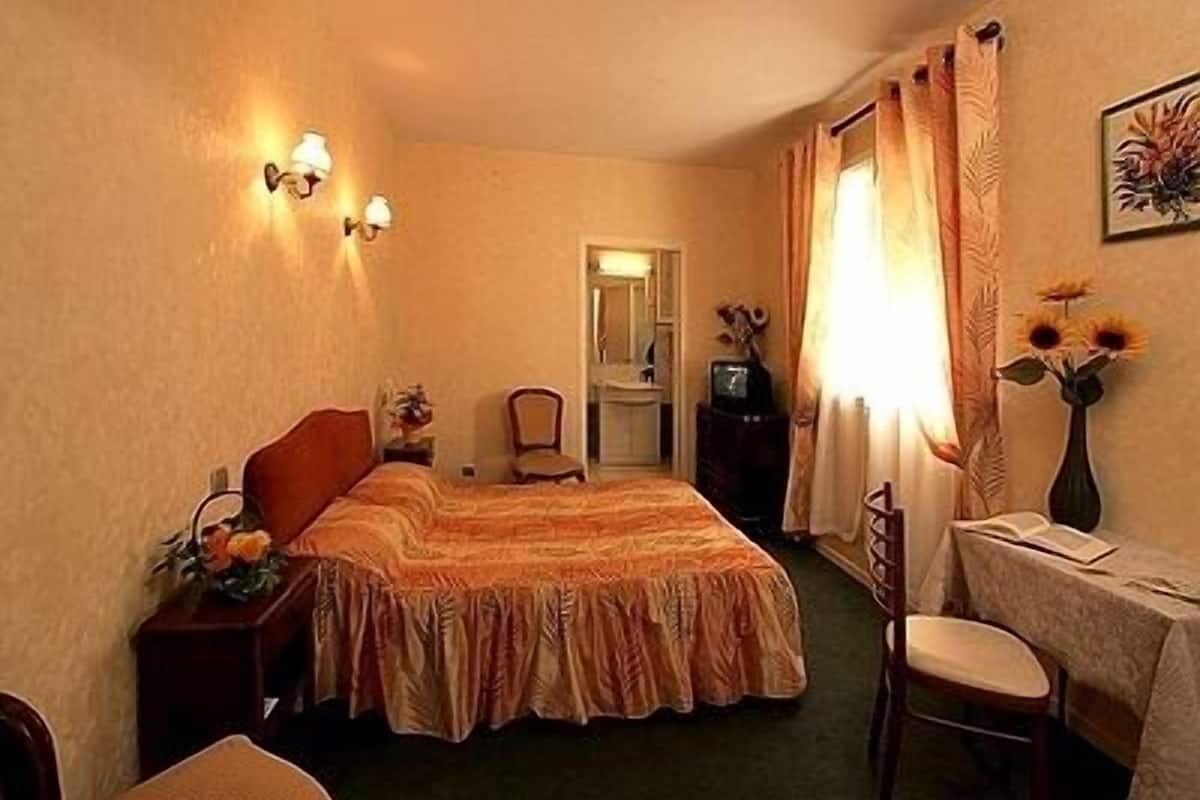 in-room safe, desk, soundproofing, free wifi