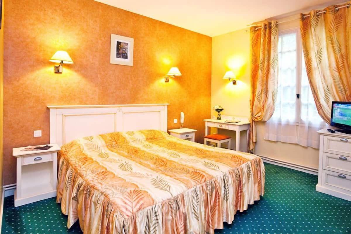 in-room safe, desk, soundproofing, free wifi