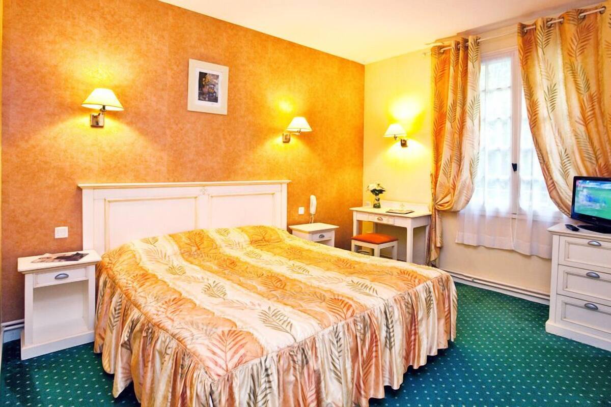 In-room safe, desk, soundproofing, free WiFi