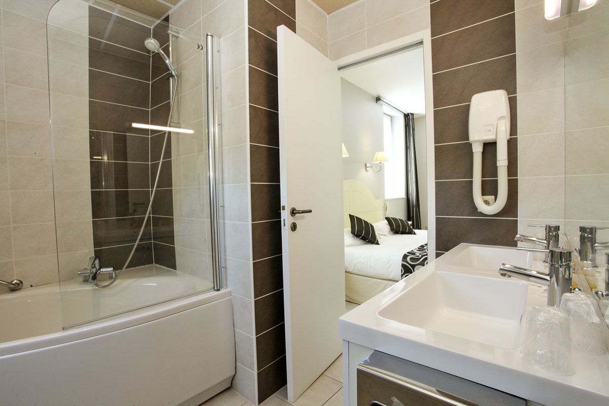 jetted bath, free toiletries, hair dryer, towels