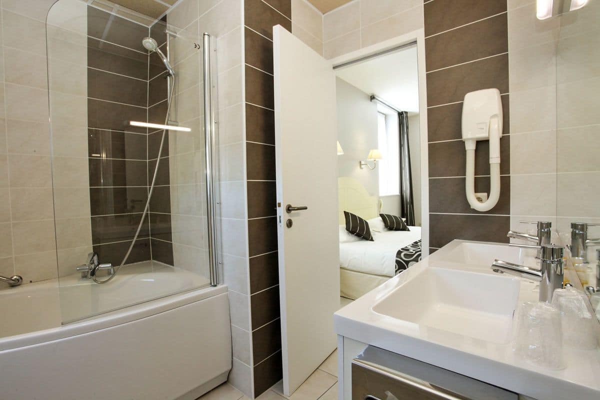 jetted bath, free toiletries, hair dryer, towels