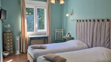 Habitación estándar con 2 camas individuales | Escritorio y wifi gratis