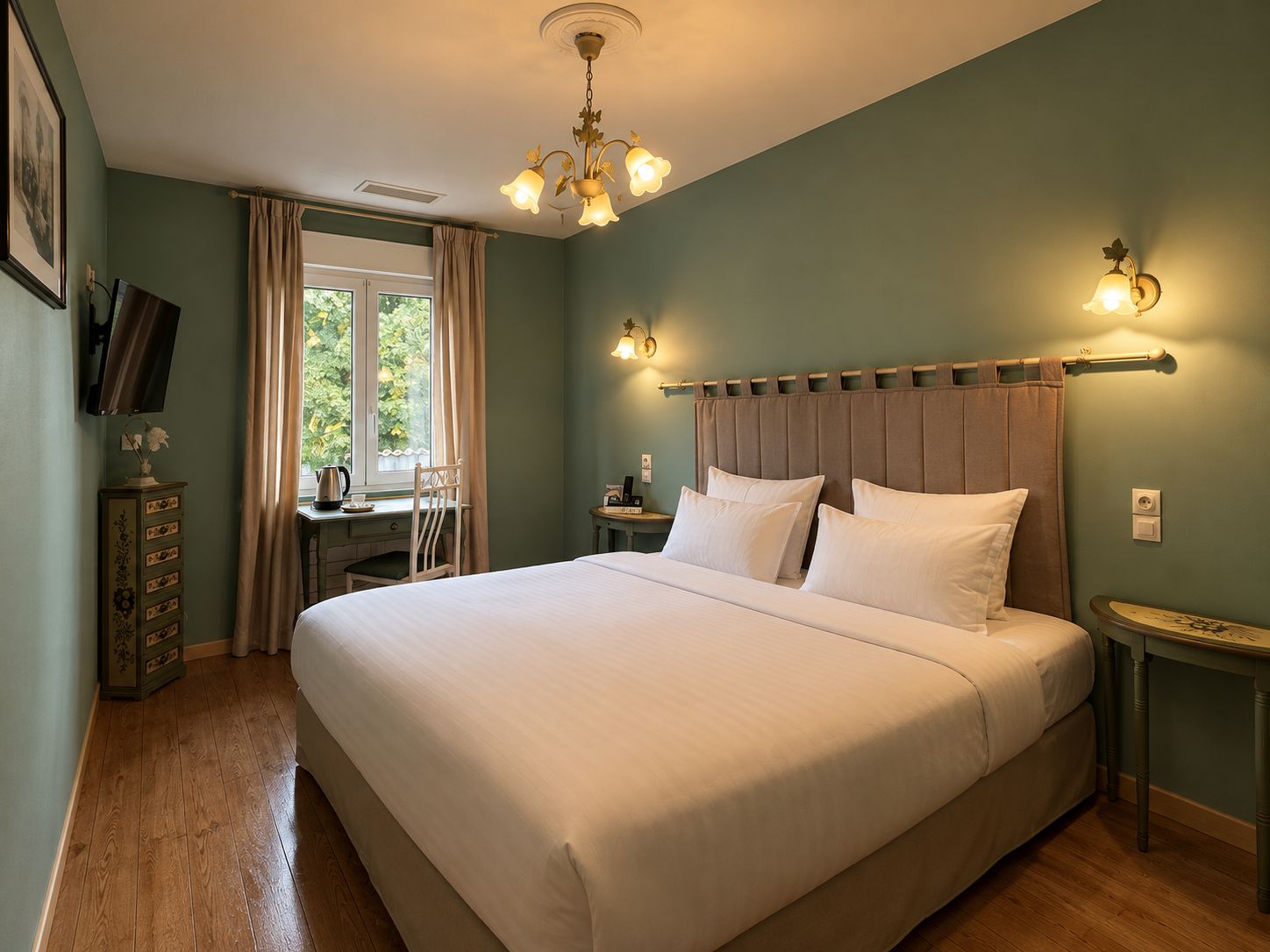 Une chambre à coucher avec un grand lit, un bureau, une chaise, une télévision et une fenêtre avec des rideaux.