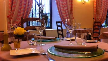 Se sirven desayunos, comidas, cenas y cocina local