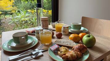 Dagelijks continentaal ontbijt (EUR 9.00 per persoon)