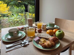 Kontinental frokost hver dag (EUR 9.00 per person)