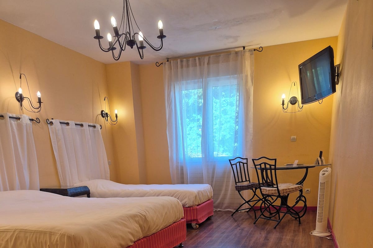 Standard Triple Room | Desk, free WiFi